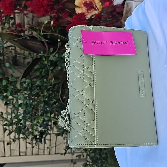 BETSEY JOHNSON QUILTED OLIVE BETSEY JOHNSON CROSSBODY / WALLET W/SWAG CHAIN - Picture 7 of 8